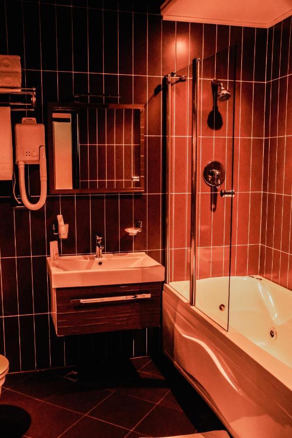Iron Hotel Hokmeli Extérieur photo